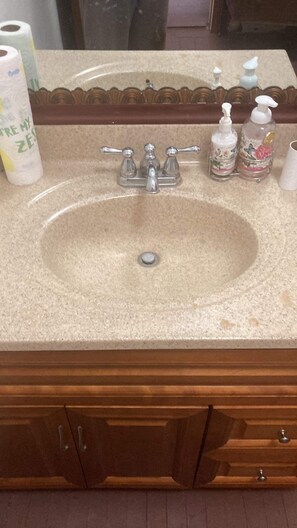 Secadora de cabello, toallas, jabón, papel de baño