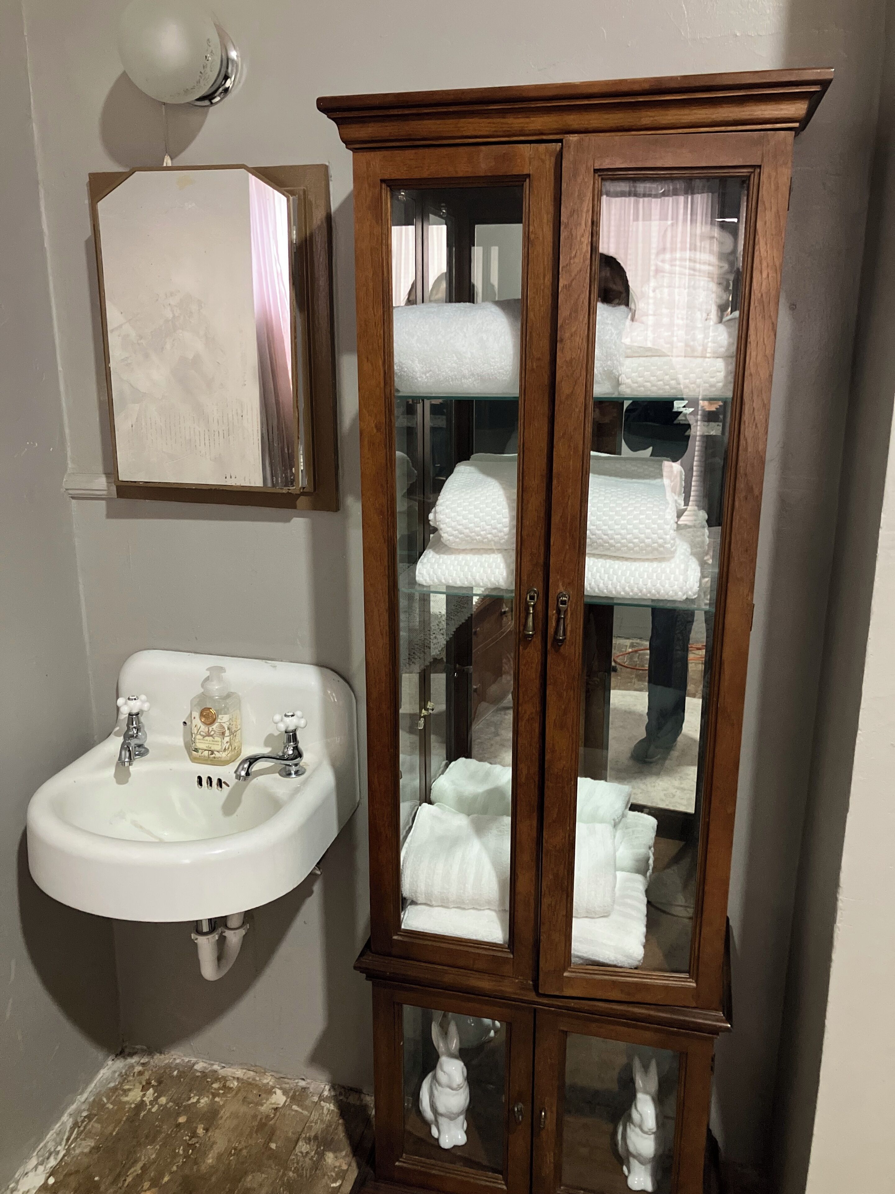 Haartrockner, Handtücher, Seife, Toilettenpapier