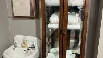 Haartrockner, HandtĂŒcher, Seife, Toilettenpapier