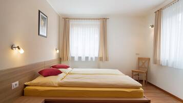 1 slaapkamer, een strijkplank/strijkijzer, gratis wifi, beddengoed