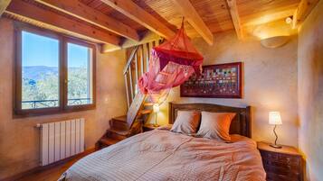 4 bedrooms, iron/ironing board, free WiFi, bed sheets