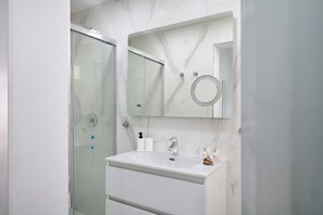 Ducha, secador de pelo y toallas