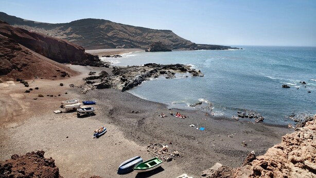 A coastal beach with rocky terrain, boats, and a clear sky. - Holiday Home 'Casa Marion' with Private Terrace and Wi-Fi (El Golfo)