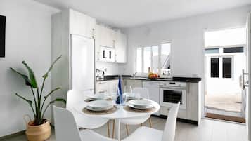 Kylskåp, mikrovågsugn, ugn och spishäll