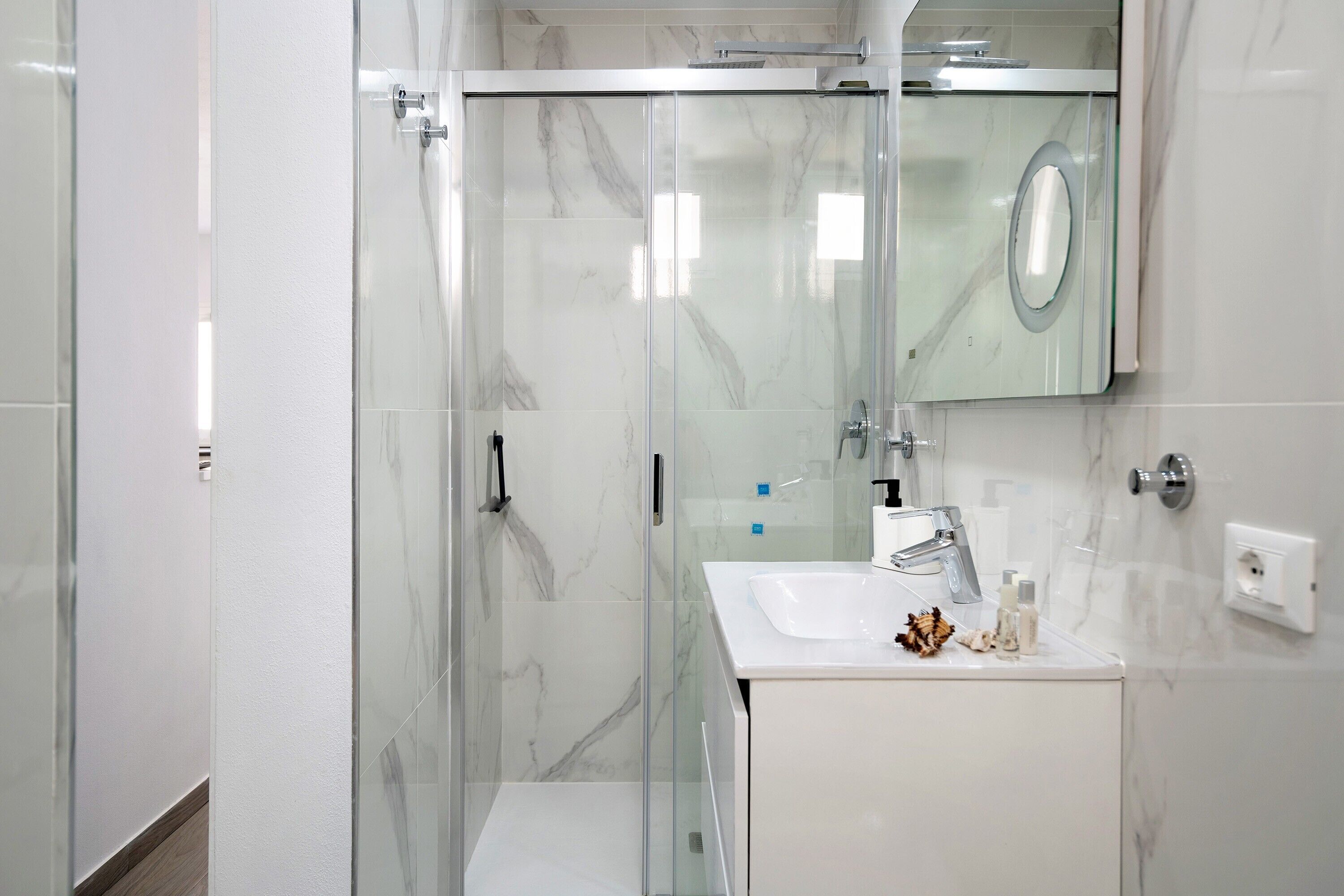 Shower, hair dryer, towels