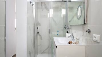 Shower, hair dryer, towels