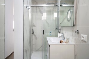 Ducha, secador de pelo y toallas