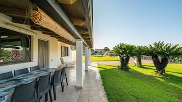 屋外ダイニングエリア