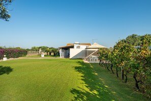 Property grounds - Vacation Home "Casa Silvia" with Private Terrace & Wi-Fi (Calasetta)