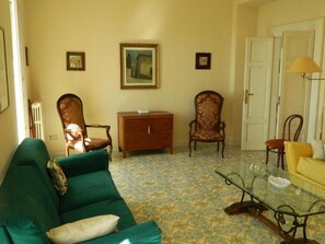 TV - Holiday Apartment "Casa Vela" with Mountain View, Private Terrace & Wi-Fi (Ariano Irpino)