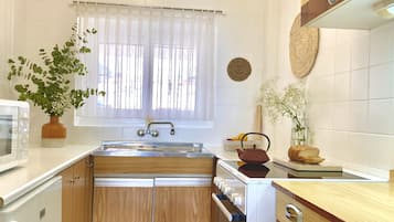 Geladeira, micro-ondas, fogão, cooktop