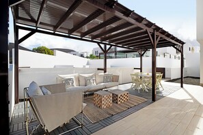 Outdoor dining - Vacation Home "El Molino" with Mountain View, Shared Pool & Wi-Fi (Yaiza)