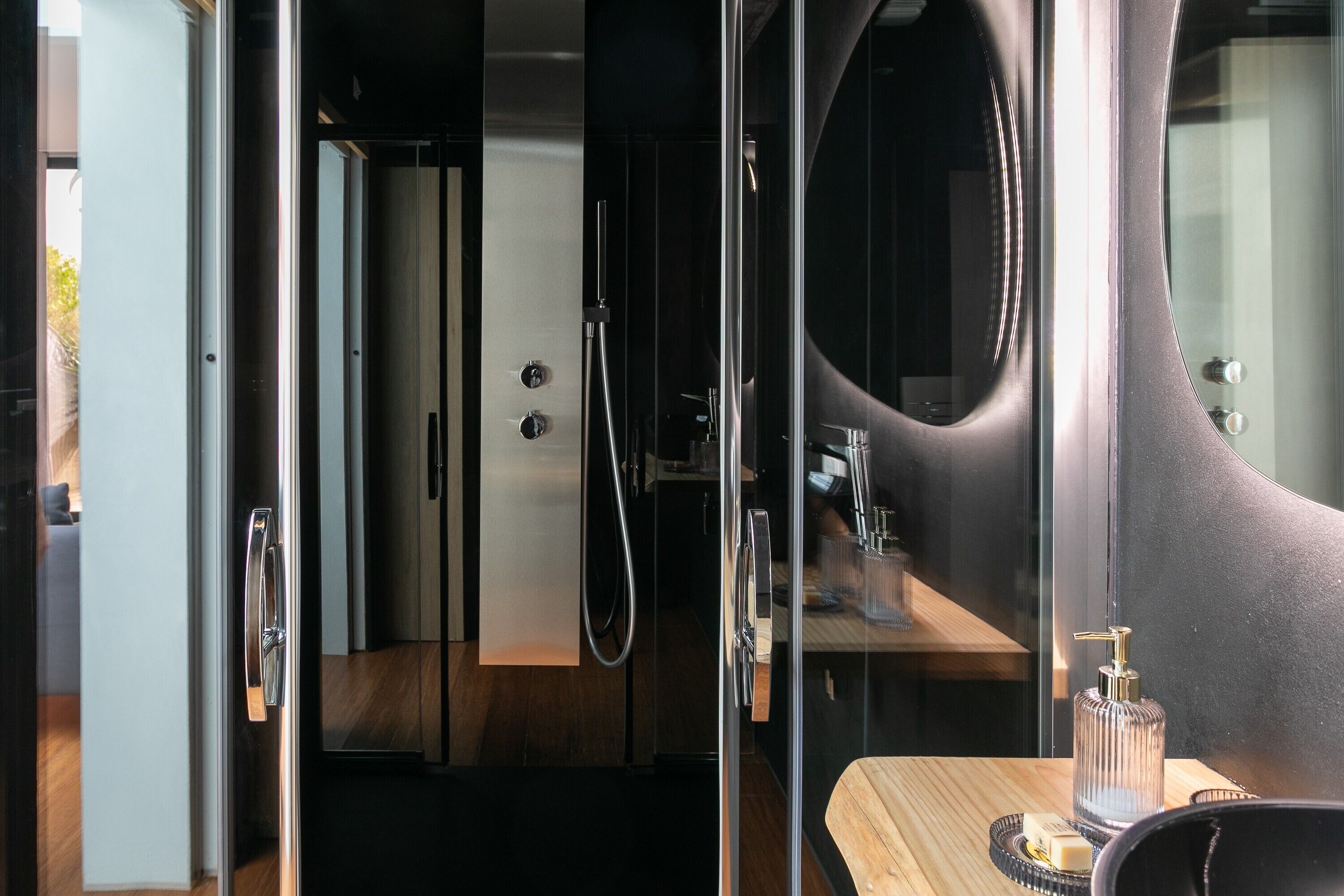 Douche, articles de toilette écologiques, sèche-cheveux