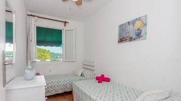3 slaapkamers, een strijkplank/strijkijzer, gratis wifi, beddengoed