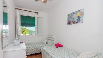 3 slaapkamers, een strijkplank/strijkijzer, gratis wifi, beddengoed