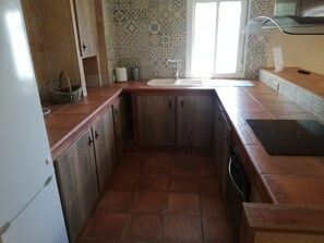 Kühlschrank, Mikrowelle, Herdplatte, Wasserkocher mit Kaffee-/Teezubehör