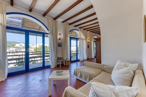 TV - Villa 'Blu La Cambusa' with Shared Pool, Wi-Fi and Air Conditioning (Castro)