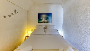 A bedroom with a bed, a painting, and a nightstand with a lamp. - Villa 'Blu La Cambusa' with Shared Pool, Wi-Fi and Air Conditioning (Castro)