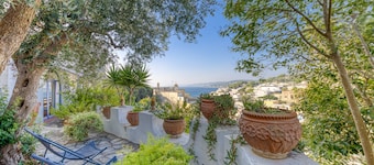 Villa 'Blu La Cambusa' with Shared Pool, Wi-Fi and Air Conditioning