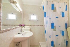 Shower, hair dryer, towels - Villa "Casa Das Bonecas" with Mountain View (Alcoutim)