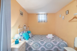 2 bedrooms, iron/ironing board, bed sheets