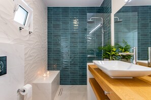 Asciugacapelli, asciugamani, sapone, shampoo