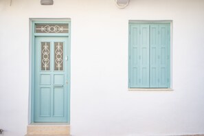 Exterior detail - Oasis apartment w/spacious pomegranate garden - by the Koum Kapi beach (Chania)