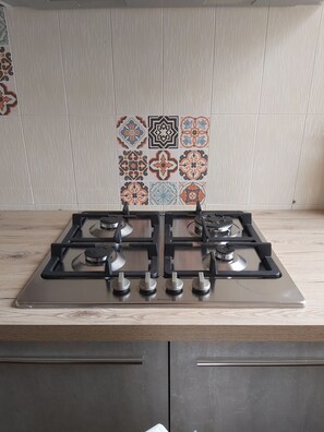 Fridge, oven, stovetop, cookware/dishes/utensils - Holiday Home "Splendid Panoramic Penthouse" with Sea View, Private Terrace and Wi-Fi (Santa Cesarea Terme)