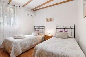 3 bedrooms, iron/ironing board, free WiFi, bed sheets