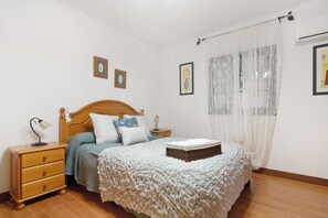 3 chambres, fer et planche à repasser, Wi-Fi gratuit, draps fournis