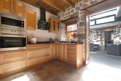 Cho Almeida with sea views, Wi-Fi and air conditioning.