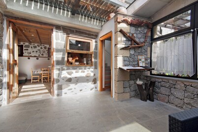 Cho Almeida with sea views, Wi-Fi and air conditioning.