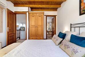 2 slaapkamers, een strijkplank/strijkijzer, gratis wifi, beddengoed