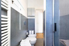 Shower, hair dryer, towels - Holiday Apartment "La Casetta Di Ale" with 2 Balconies & Wi-Fi (La Spezia)