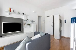 TV - Holiday Apartment "La Casetta Di Ale" with 2 Balconies & Wi-Fi (La Spezia)