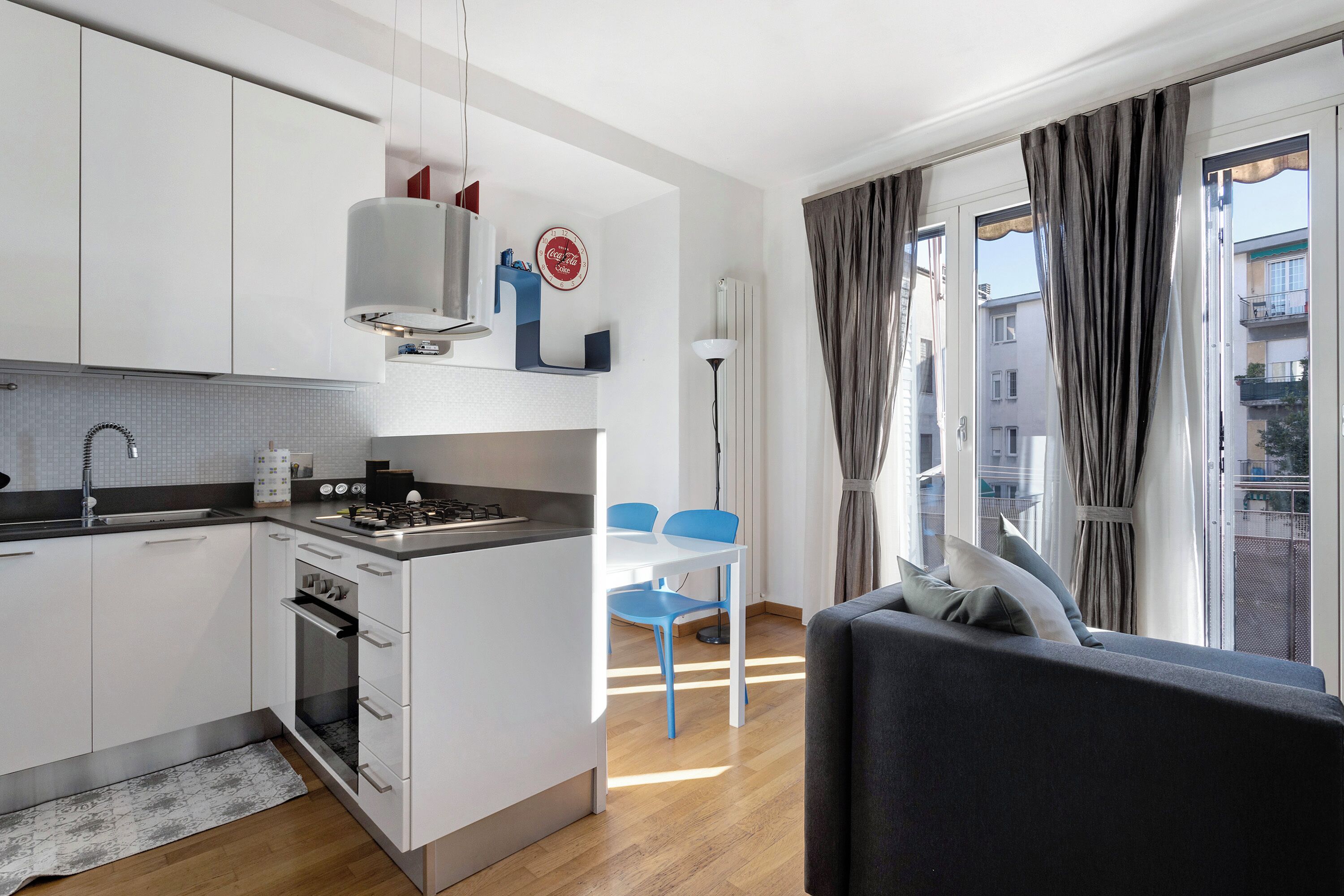 Jääkaappi, mikroaaltouuni, uuni, liesi