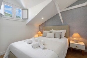 2 bedrooms, iron/ironing board, free WiFi, bed sheets - Apartment "Casa Ribeiro - Praia Chic" with Balcony & Wi-Fi (Nazaré)