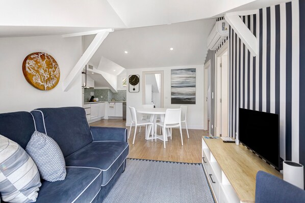 TV - Apartment "Casa Ribeiro - Praia Chic" with Balcony & Wi-Fi (Nazaré)