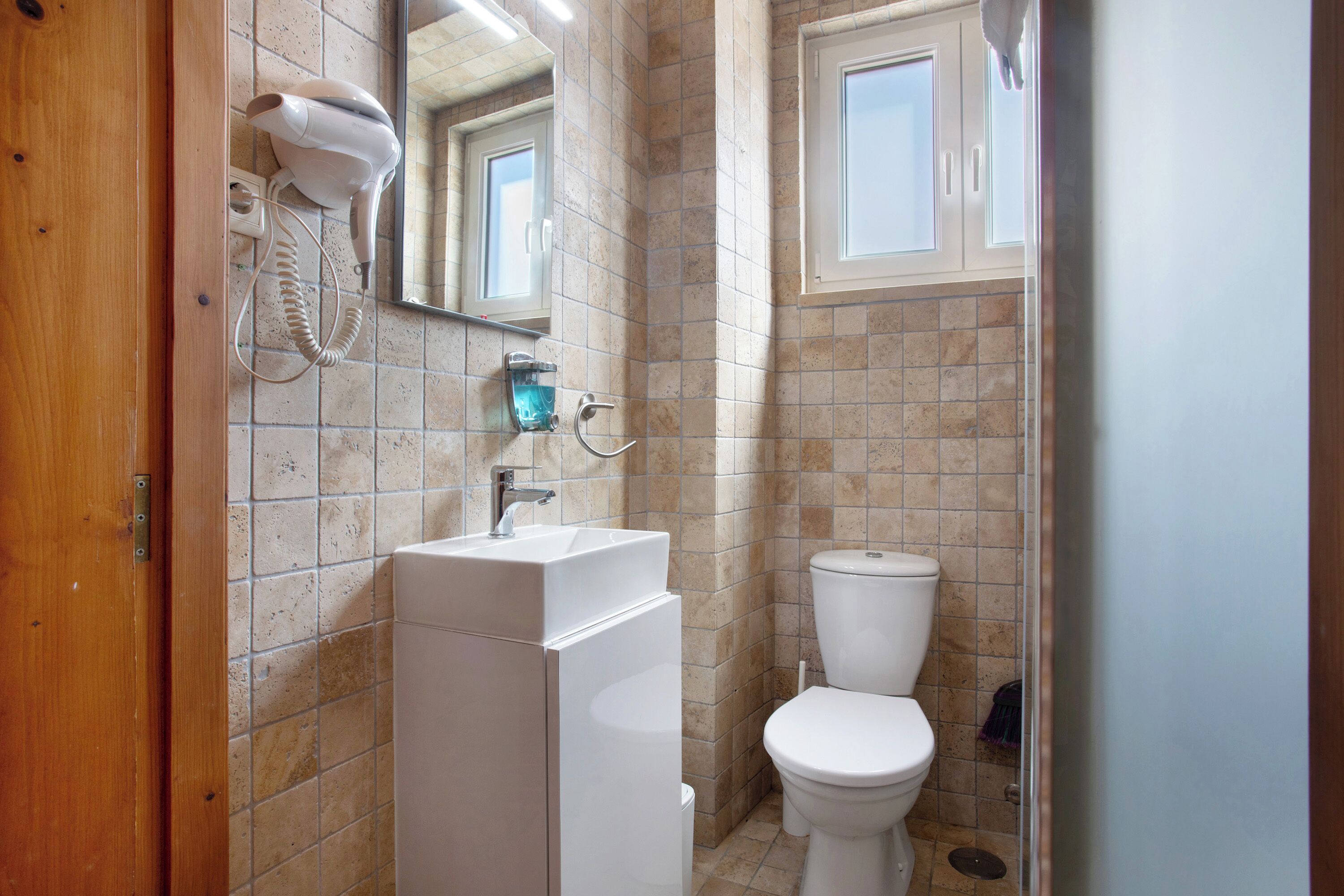 Dusch, hårtork och handdukar