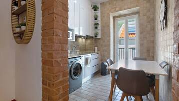 KylskÄp, mikrovÄgsugn, spishÀll och kaffe- och tebryggare