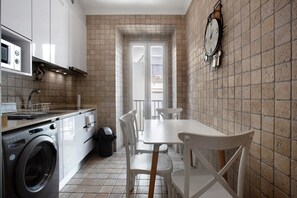 Refrigerador, microondas, placa de cocina, cafetera/tetera