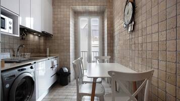 Een koelkast, een microgolfoven, een kookplaat