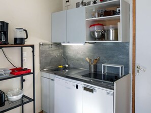 Réfrigérateur, micro-ondes, lave-vaisselle, cafetière/bouilloire