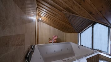 Habitación de luna de miel | Baño | Regadera, amenidades de baño gratuitas, secadora de cabello, pantuflas