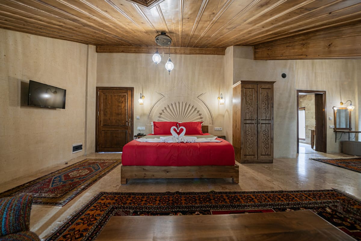 Honeymoon Room | 1 bedroom, minibar, soundproofing, free WiFi