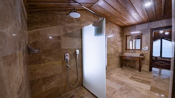 Chambre Lune de Miel | Salle de bain | Douche, articles de toilette gratuits, sèche-cheveux, chaussons