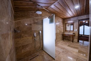 Honeymoon Room | Bathroom | Shower, free toiletries, hair dryer, slippers - Remus Romulus Cappadocia (Nevsehir)