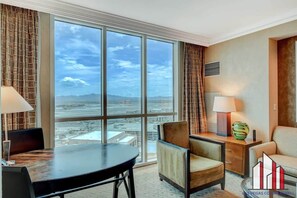 TV, offices - MGM Signature-26-618 Jacuzzi Studio (Las Vegas)