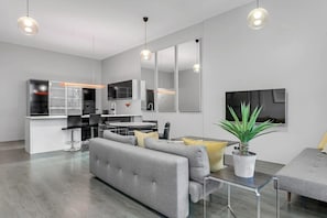 TV, offices - Mani Apartments - Family Apartment (Reykjavík)