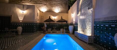 Piscina externa, guarda-sóis, espreguiçadeiras